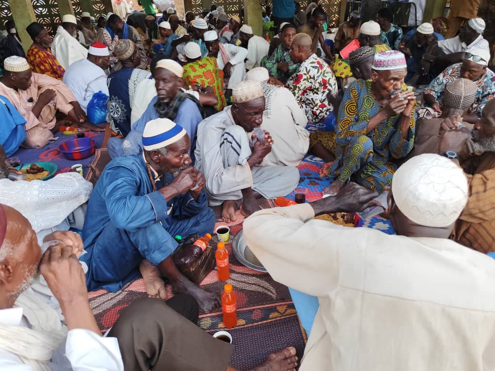 Dédougou : Une soirée de rupture collective de jeûne réunit des fidèles à la grande mosquée