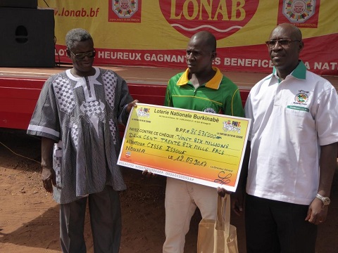 Loterie Nationale Burkinabè : Deux heureux gagnants reçoivent leurs gains à Nouna