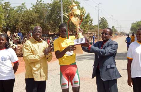 Les activités du 11 décembre : Salfo Bikienga de AS BESSEL remporte le Grand prix de l’indépendance en cyclisme 